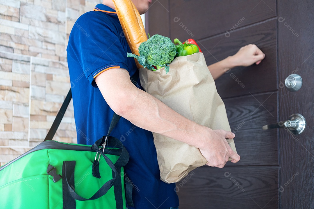 Homem de serviço de alimentação de entrega inteligente entregando comida ao destinatário.