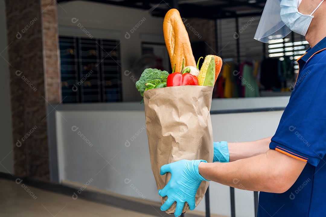 Homem de serviço de alimentação de entrega inteligente entregando comida ao destinatário.