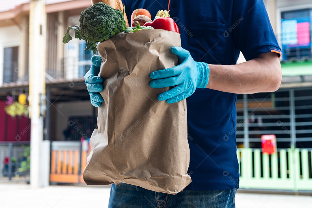 Homem de serviço de alimentação de entrega inteligente entregando comida ao destinatário.