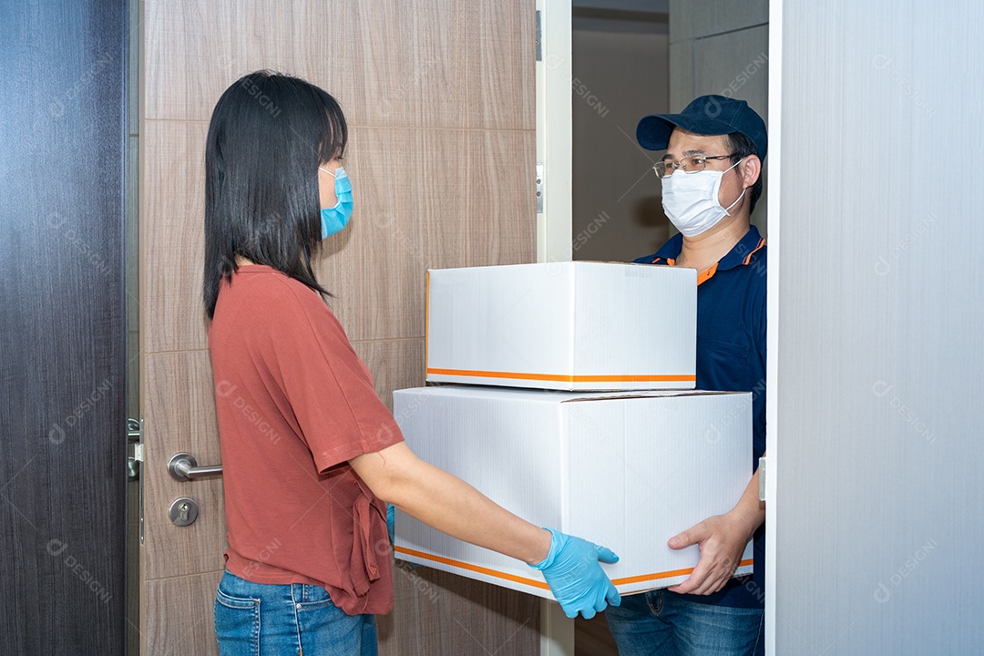 Homem de serviço de entrega inteligente entregando caixa ao destinatário com mulher.
