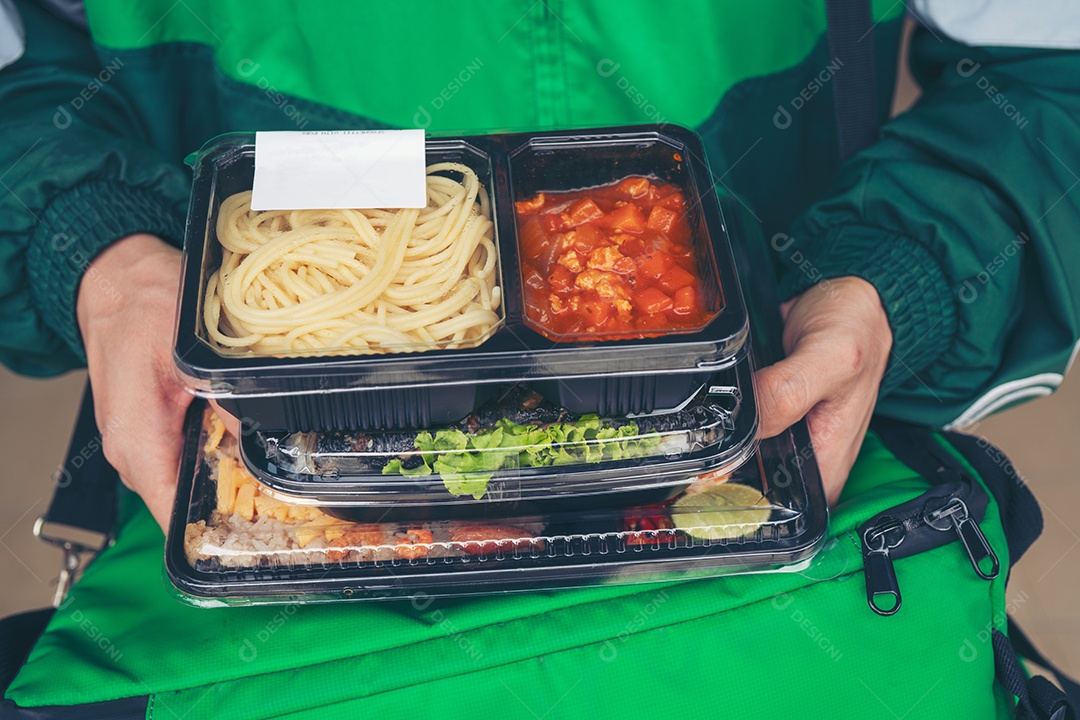 Homem de serviço de alimentação de entrega inteligente entregando comida ao cliente destinatário.