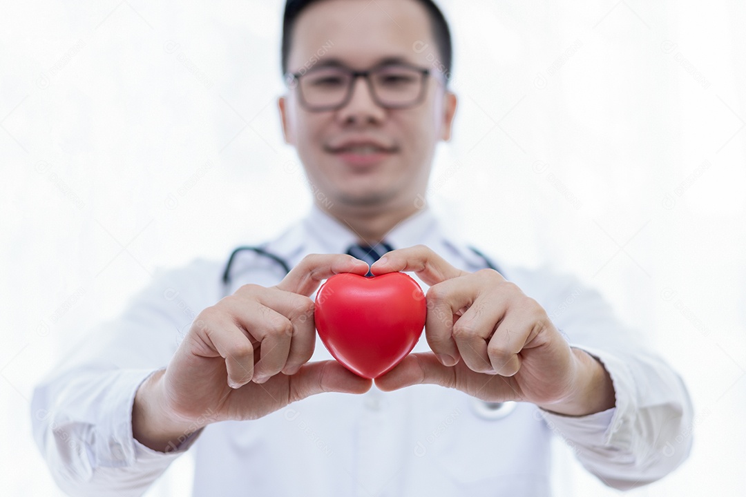 sorriso médico verifique examinando uma forma de coração vermelho pelo estetoscópio.