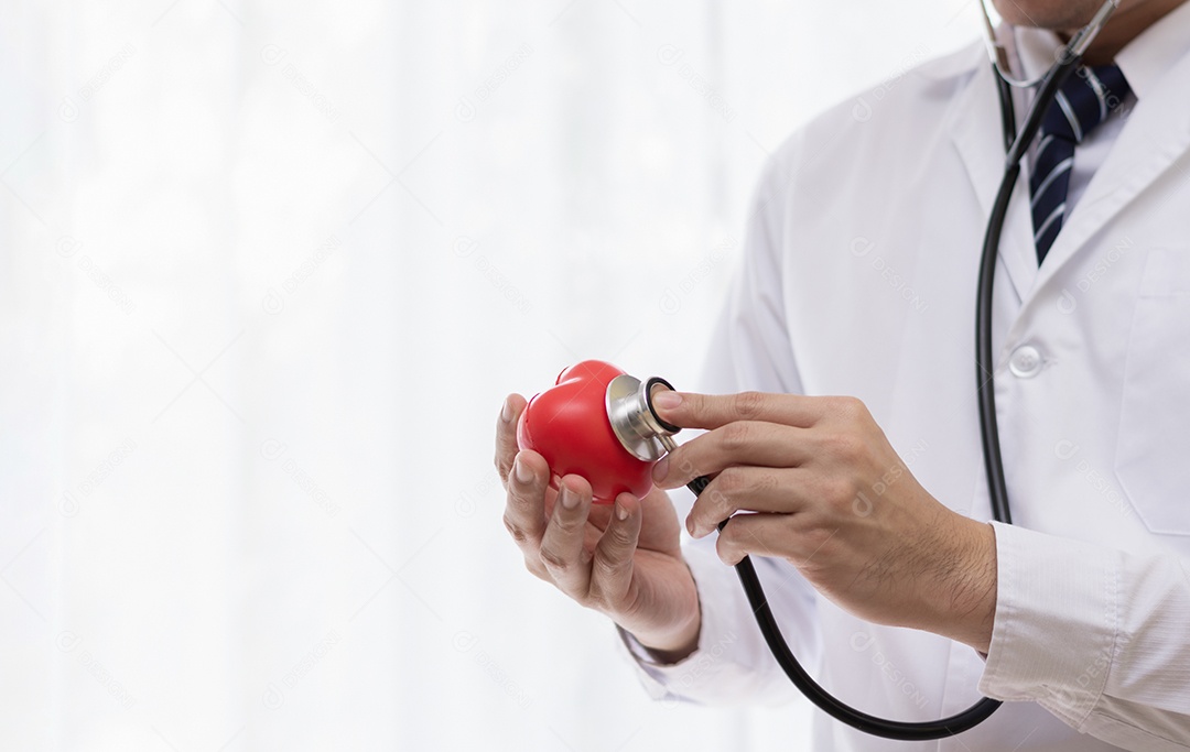 Sorriso médico verifique examinando uma forma de coração vermelho pelo estetoscópio.