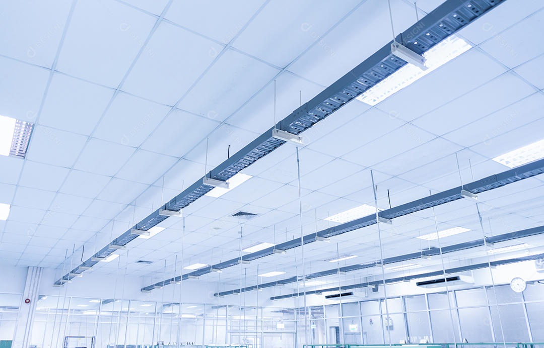 Fios condutores técnicos no piso do teto. Roteamento de cabos.