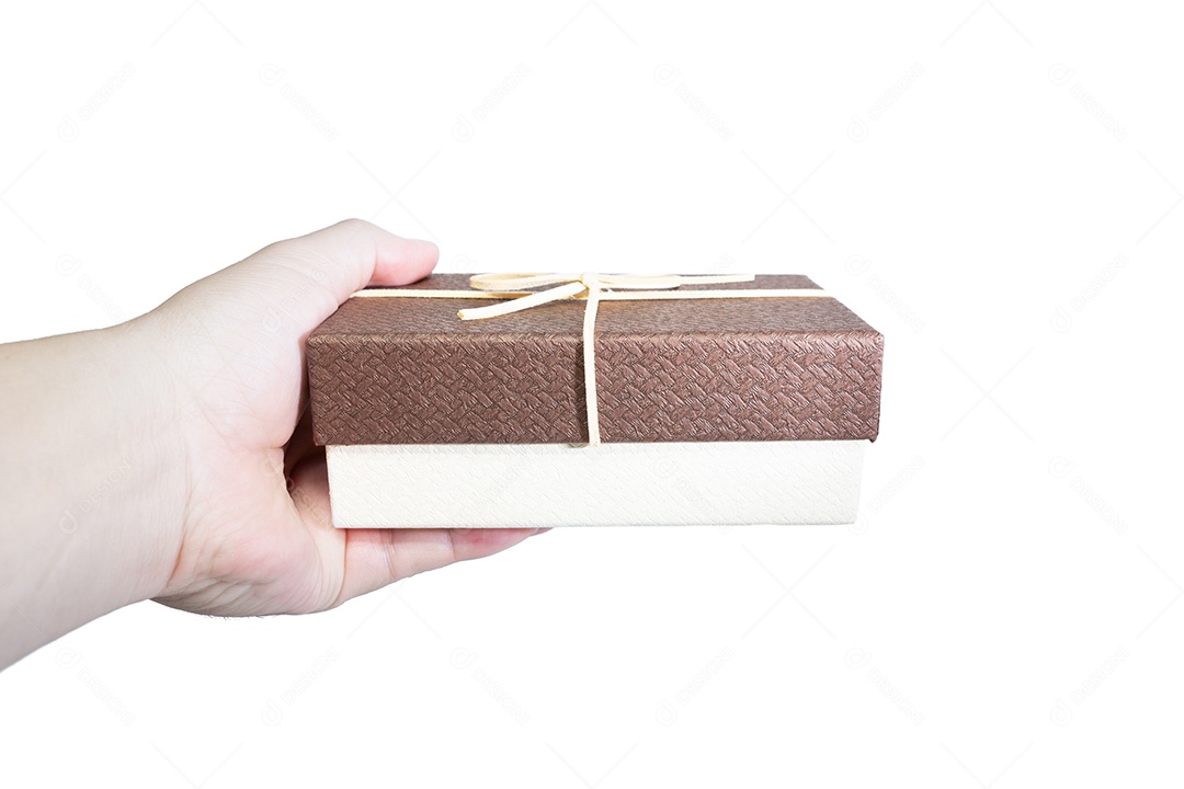 Feche a mão do homem segurando a caixa de presente com fita em fundo branco isolado.