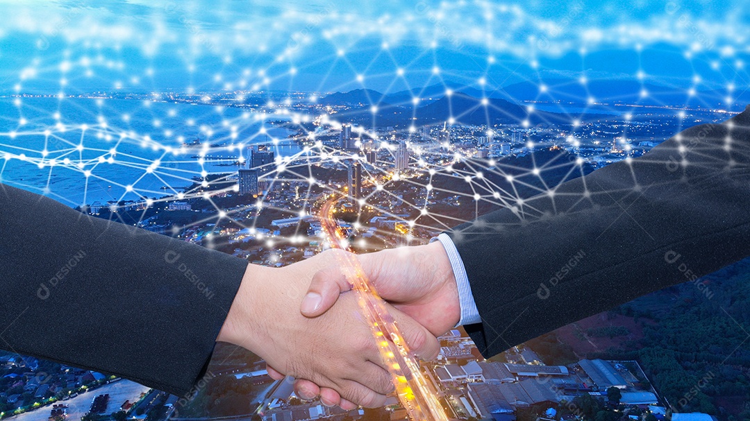 Homem de negócios executivo apertando a mão para o conceito de sucesso de acordo e parceria na cidade ao pôr do sol.