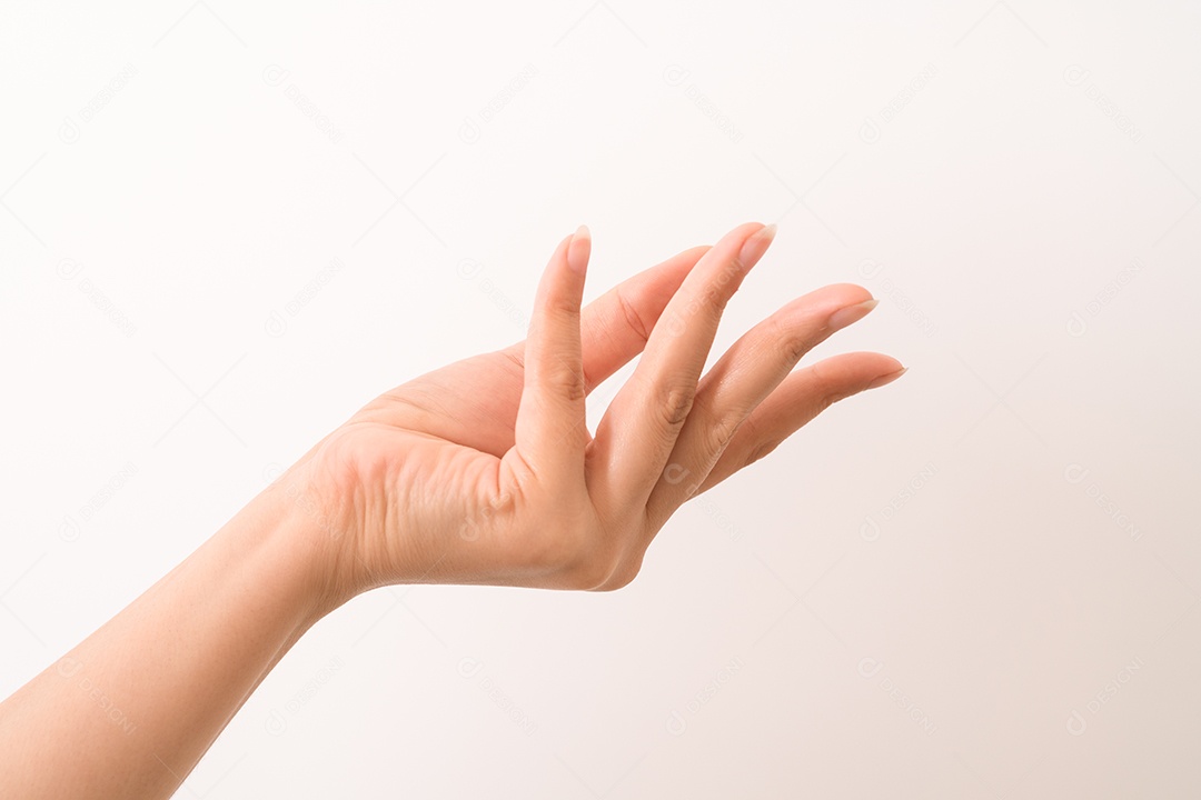 Manicure de mão de mulher bonita nas unhas. aplique creme para tratamento de mãos e conceito de spa.