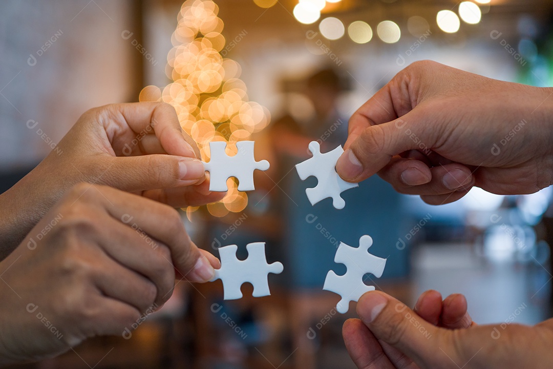 Força da mão da equipe mão cheia colocando a peça do quebra-cabeça.