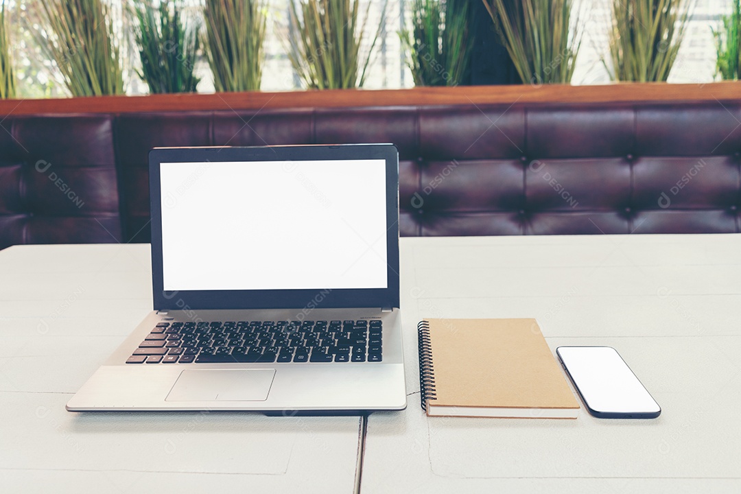 Laptop com notebook de tela branca em branco e telefone inteligente.