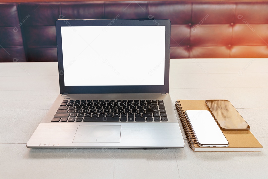Laptop com notebook de tela branca em branco e telefone inteligente.