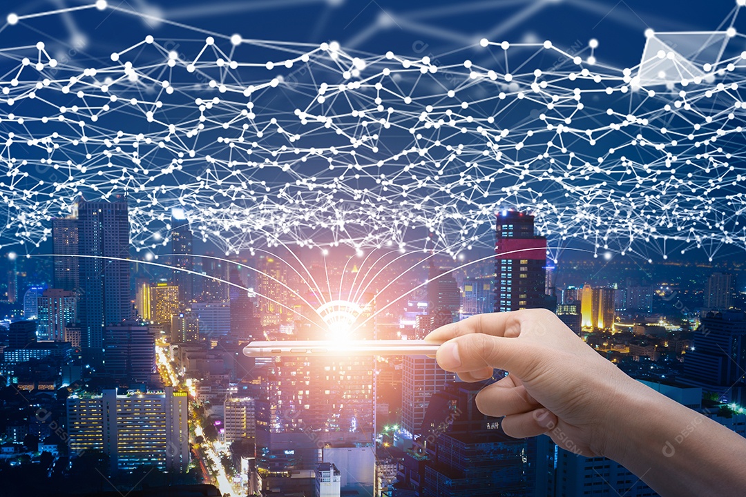 Mão segurando a rede de conexão inteligente on-line e a cidade à noite conceito digital 5 G sem fio com comunicação global.
