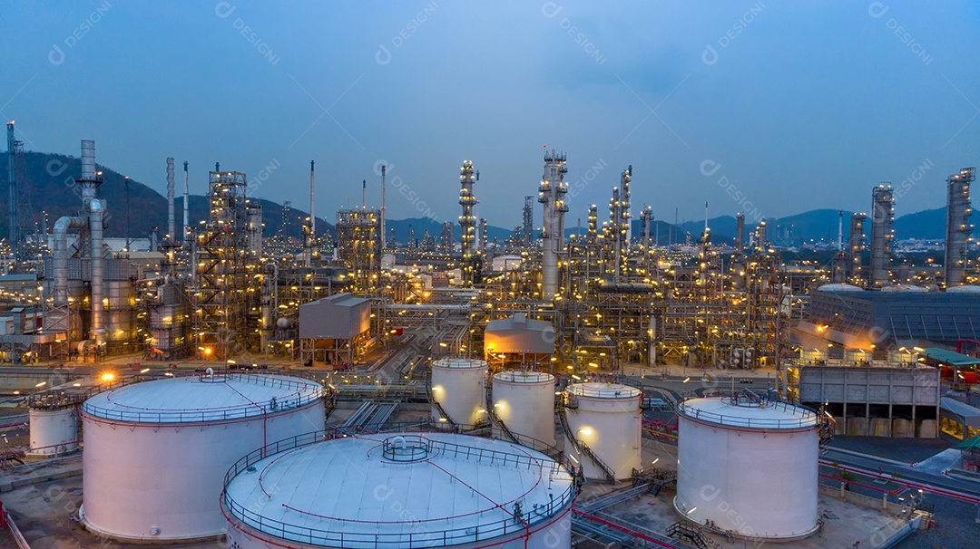 Vista aérea da planta de refinaria de petróleo químico, usina no céu pôr do sol para o conceito de indústria.