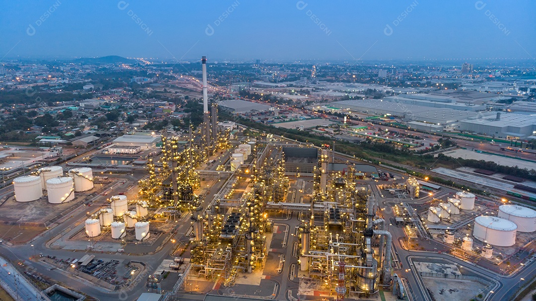 Vista aérea da planta de refinaria de petróleo químico, usina no céu pôr do sol para o conceito de indústria.