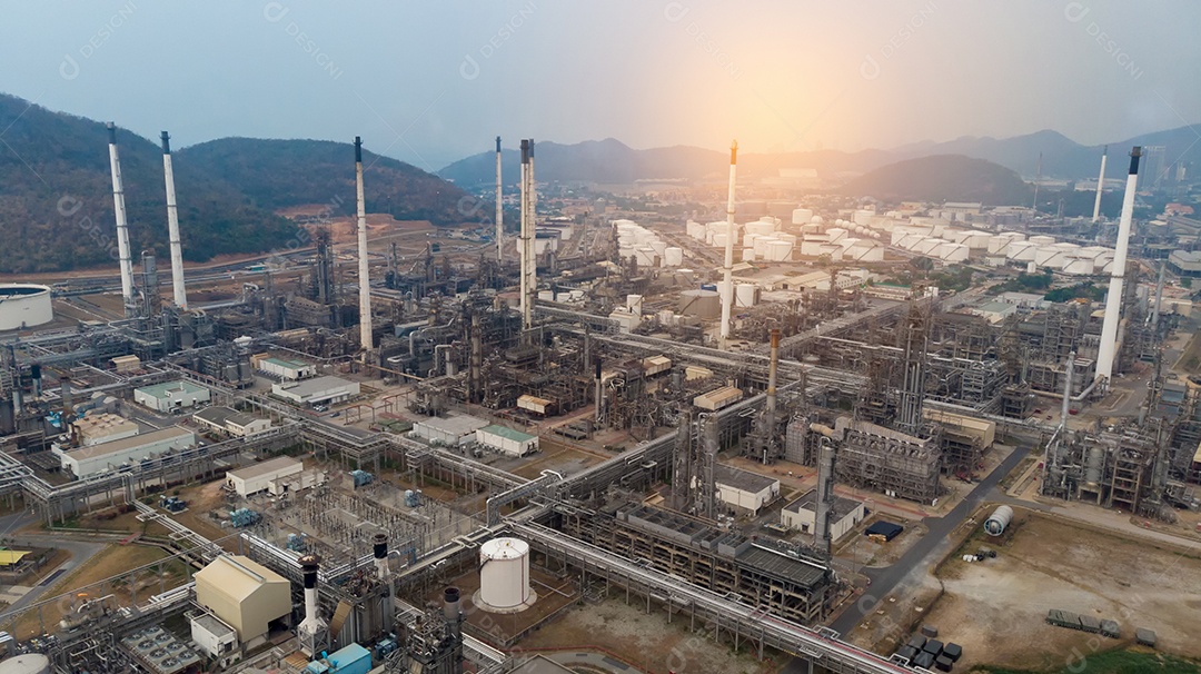 Vista aérea da planta de refinaria de petróleo químico, usina no céu pôr do sol para o conceito de indústria.