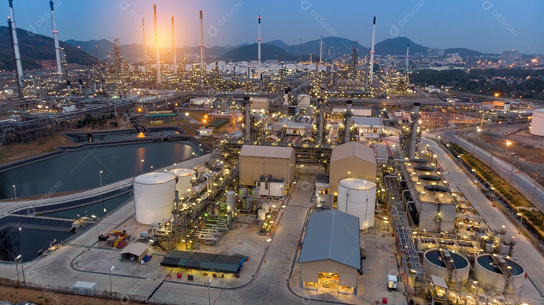 Vista aérea da planta de refinaria de petróleo químico, usina no céu pôr do sol para o conceito de indústria.