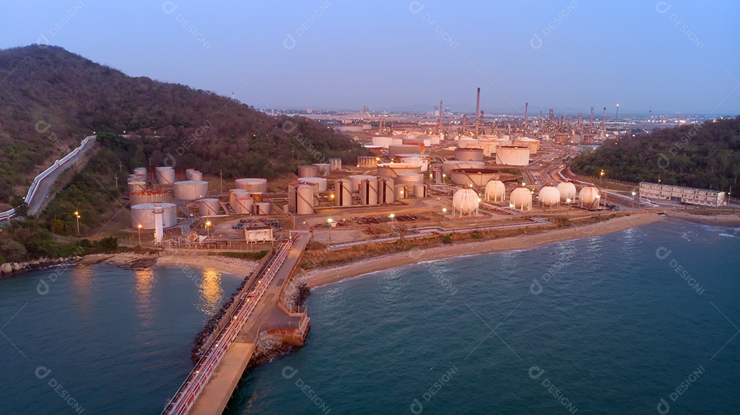 Vista aérea da planta de refinaria de petróleo químico, usina no céu pôr do sol para o conceito de indústria.