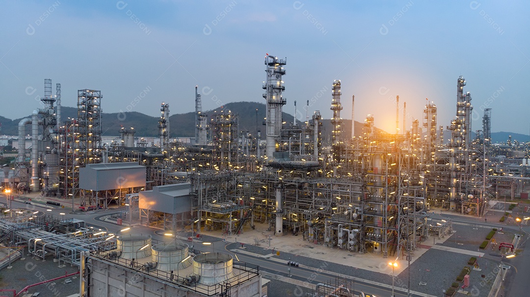 Vista aérea da planta de refinaria de petróleo químico, usina no céu pôr do sol para o conceito de indústria.