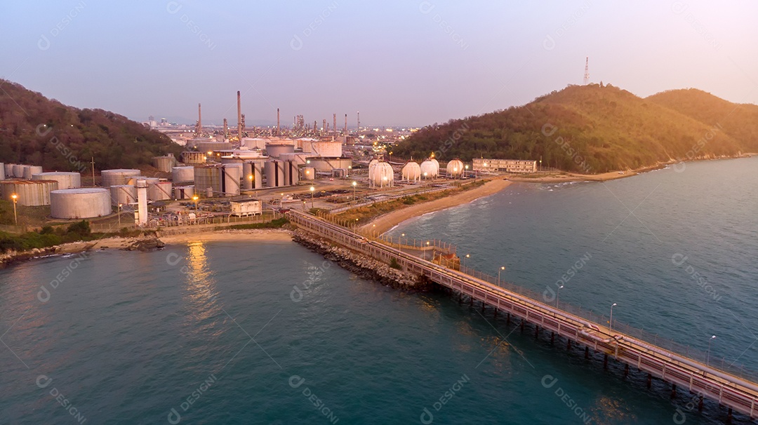Vista aérea da planta de refinaria de petróleo químico, usina no céu pôr do sol para o conceito de indústria.