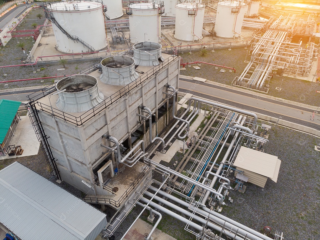 Tanque de torre de resfriamento com tubulação para transferência de energia térmica.