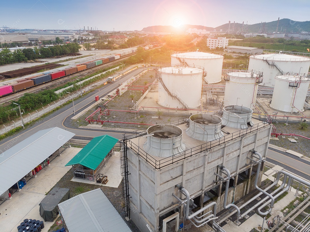 Tanque de torre de resfriamento com tubulação para transferência de energia térmica.