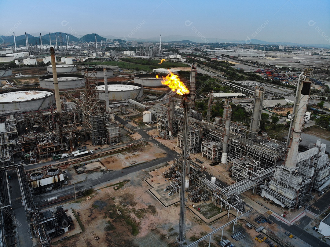 Vista aérea do fogo na chaminé, planta química da refinaria de petróleo.