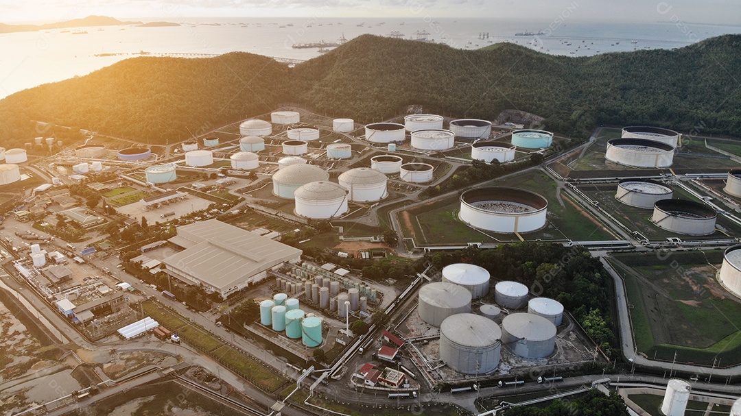 Vista aérea da planta de refinaria de petróleo química, usina em azul.