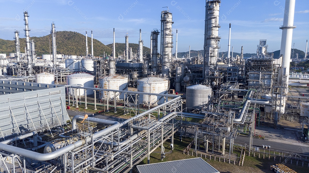 Vista aérea da planta de refinaria de petróleo química, usina em azul.