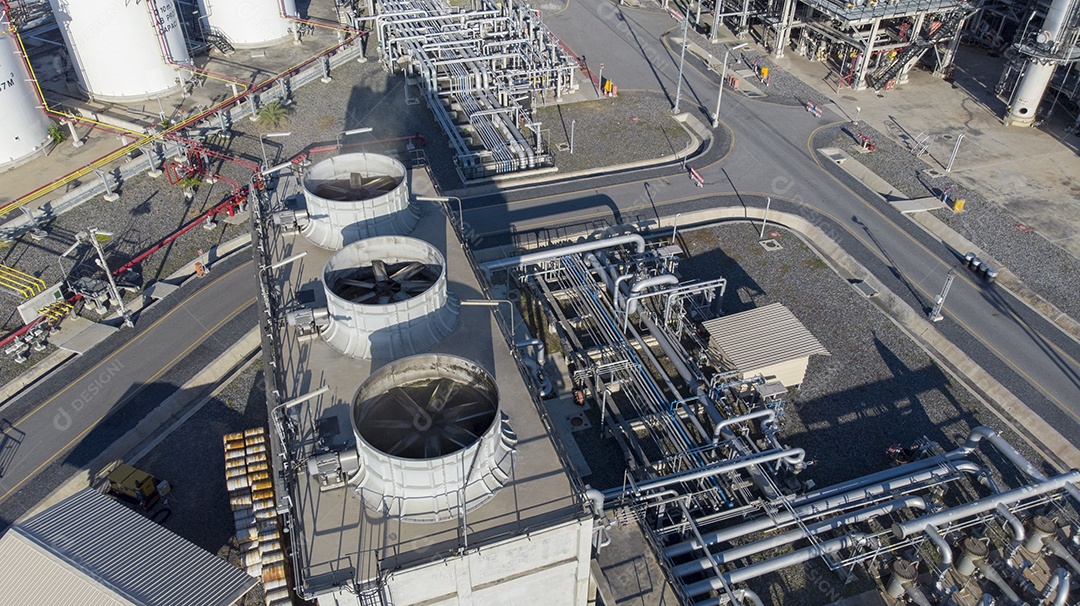 Tanque de torre de resfriamento com tubulação para transferência de energia térmica da usina de refinaria, usina em azul.
