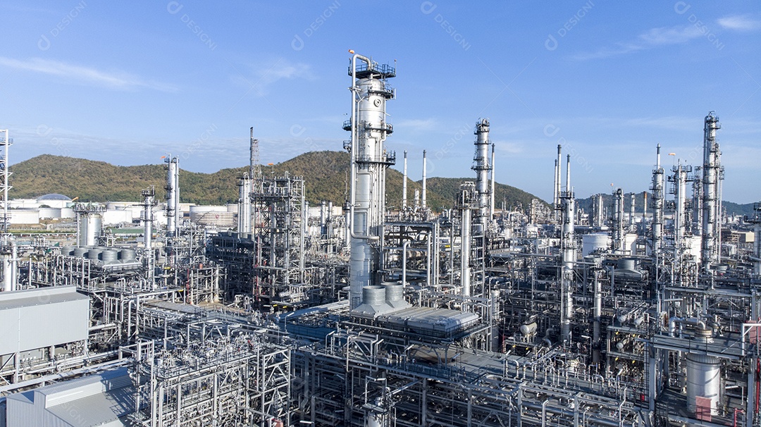 Vista aérea da planta de refinaria de petróleo química, usina em azul.