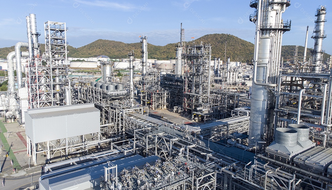 Vista aérea da planta de refinaria de petróleo química, usina em azul.