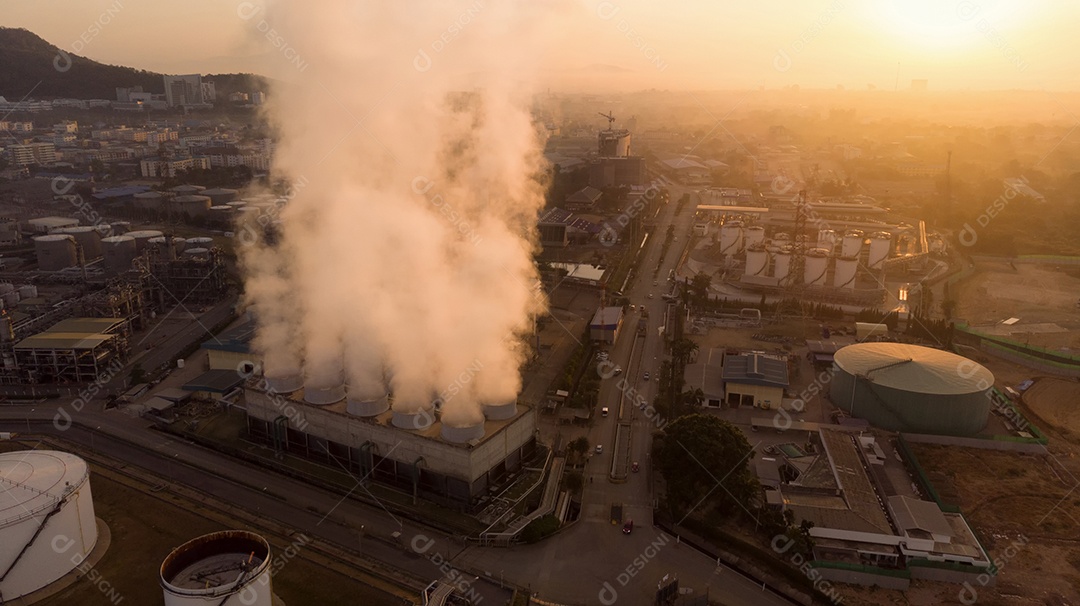 Tanque de torre de resfriamento com tubulação para transferência de calor da tubulação.