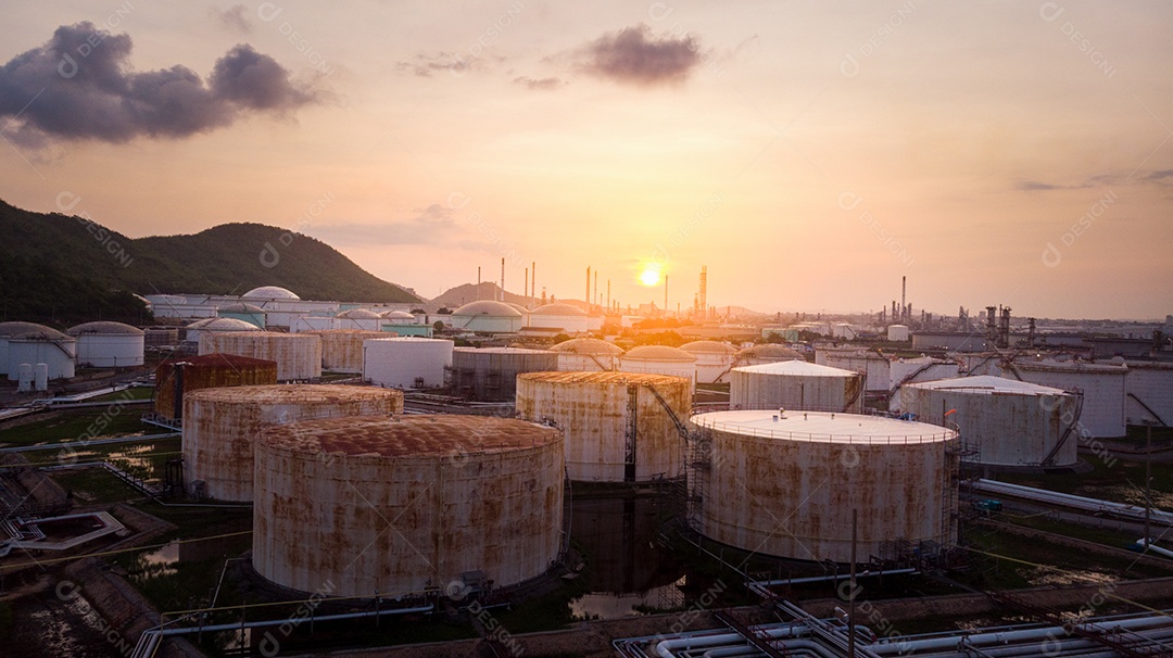Vista aérea de muito tanque de armazenamento de gás de depósito de petróleo para envio.