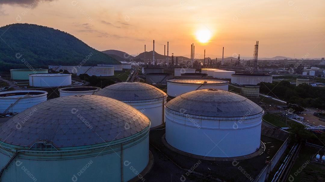 Vista aérea de muito tanque de armazenamento de gás de depósito de petróleo para envio.