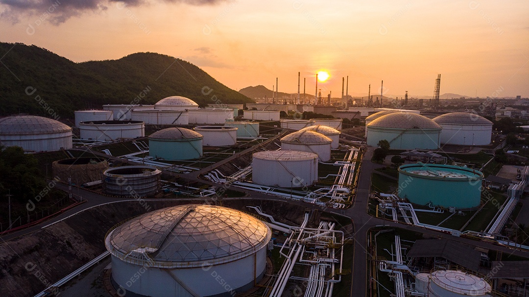 Vista aérea de muito tanque de armazenamento de gás de depósito de petróleo para envio.