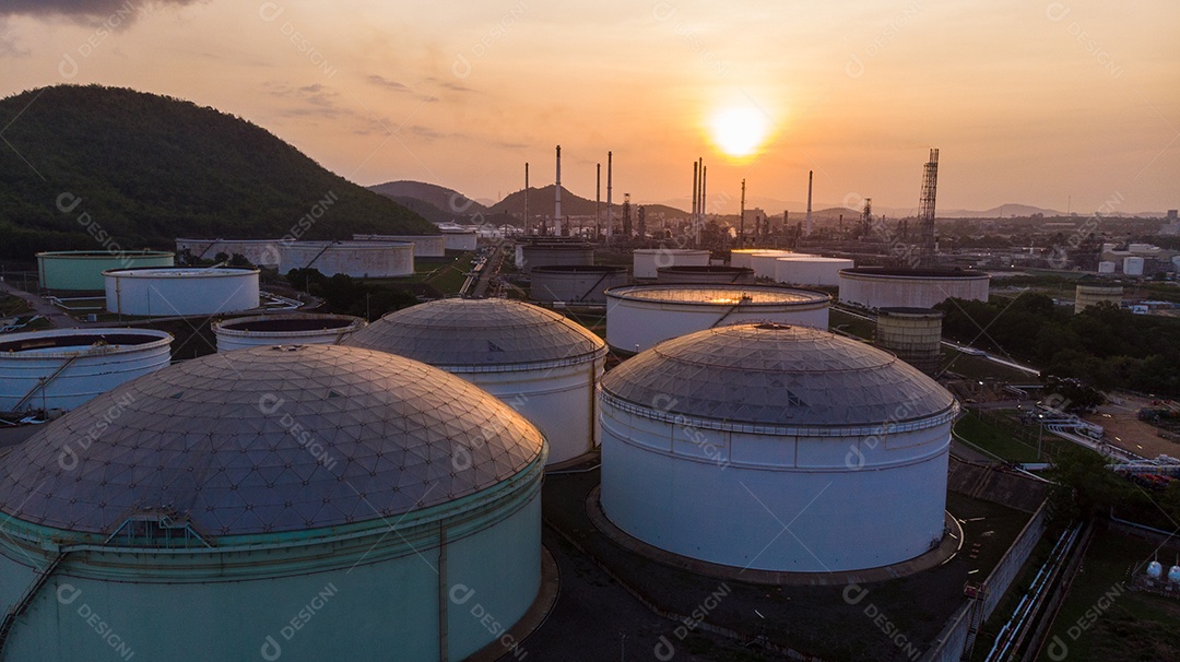Vista aérea de muito tanque de armazenamento de gás de depósito de petróleo para envio.