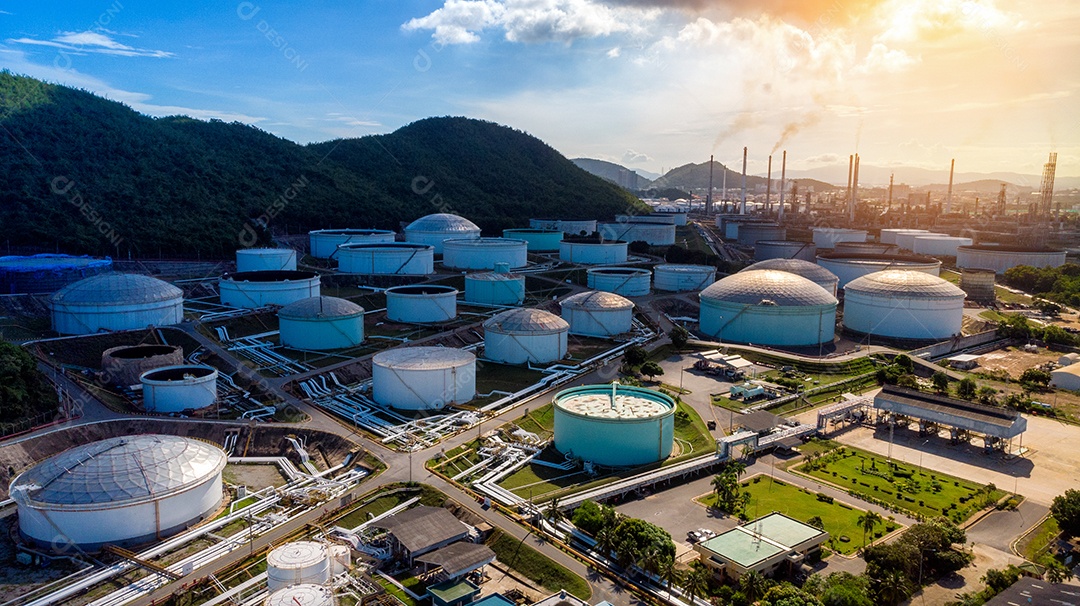 Vista aérea de muito tanque de armazenamento de gás de depósito de petróleo.