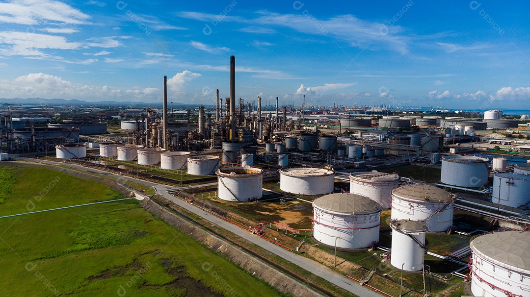 Vista aérea de muito tanque de armazenamento de gás de depósito de petróleo em torno do petróleo.