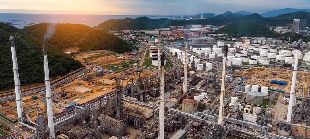 Vista aérea da planta de refinaria de óleo de tubulação e química.