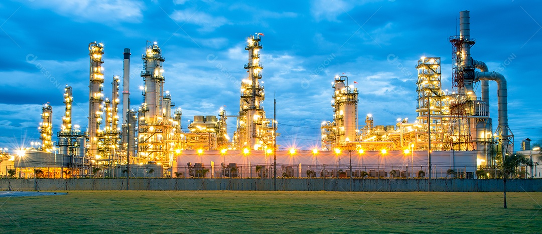 Planta de refinaria de petróleo química, usina no céu do pôr do sol.