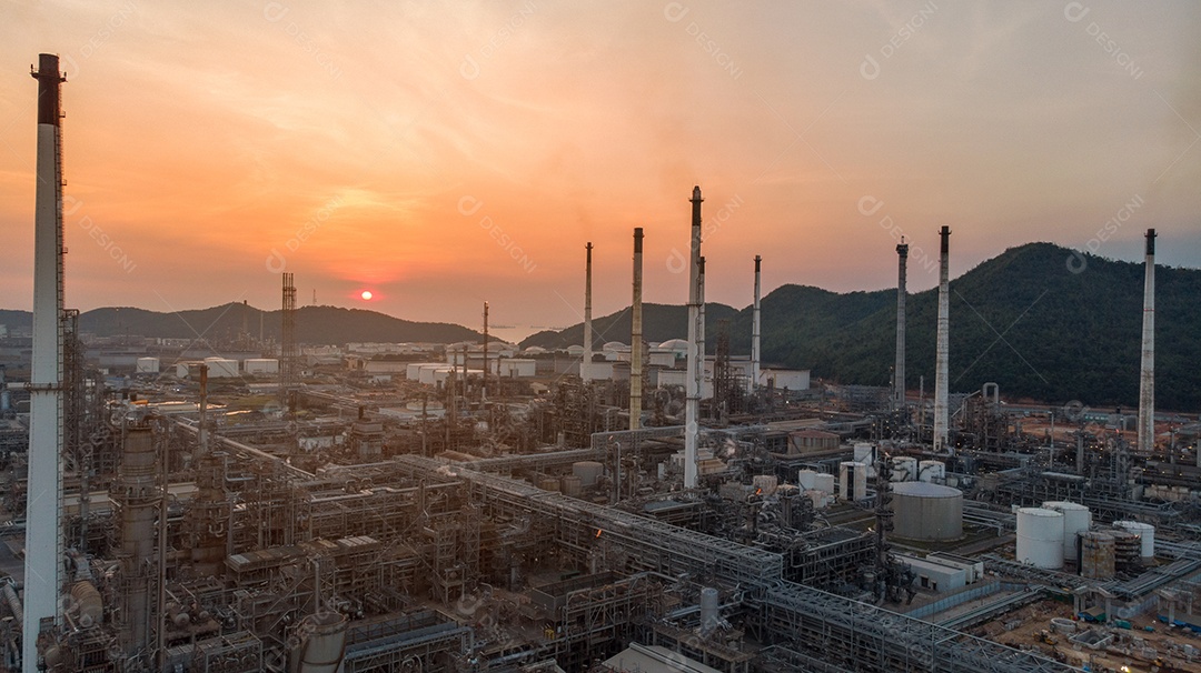 Vista aérea da planta de refinaria de óleo de tubulação e química.