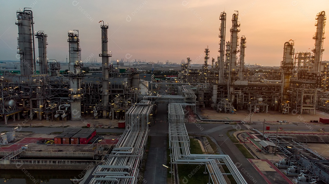 Vista aérea da planta de refinaria de óleo de tubulação e química.