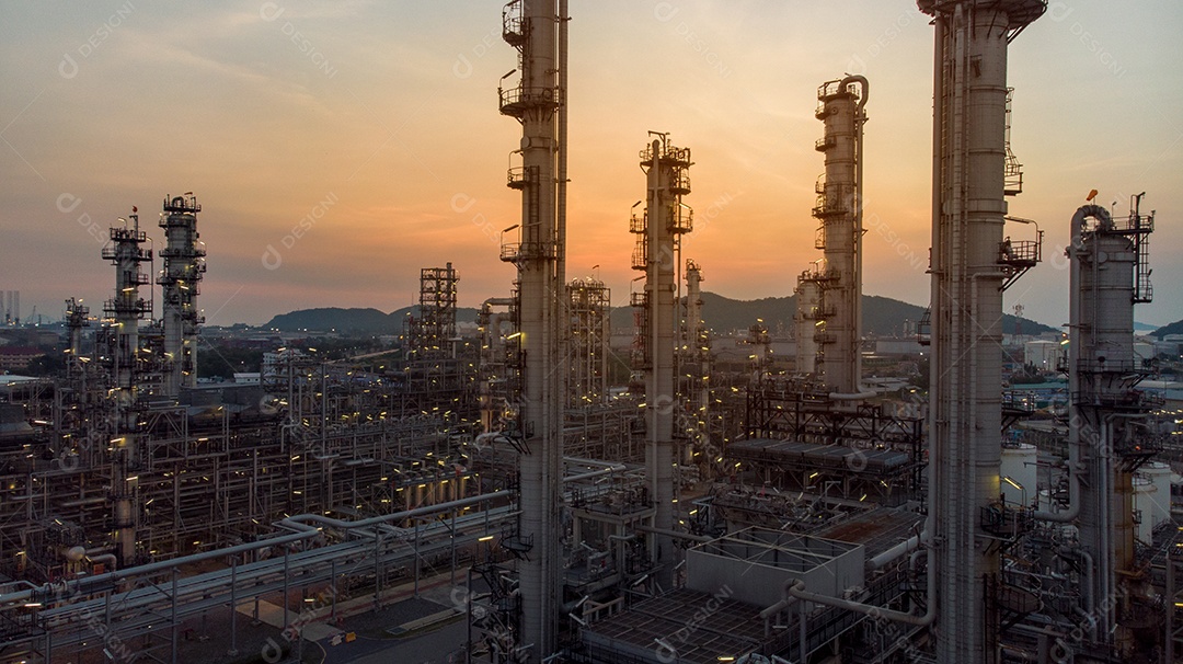 Vista aérea da planta de refinaria de óleo de tubulação e química.