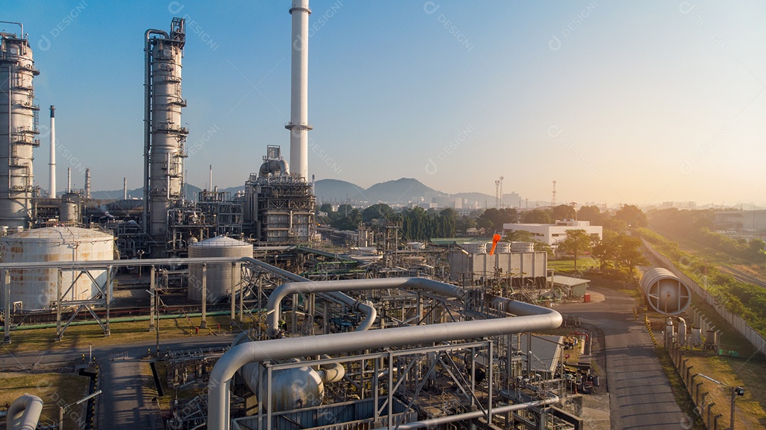 Vista aérea da planta de refinaria de óleo de tubulação e química.