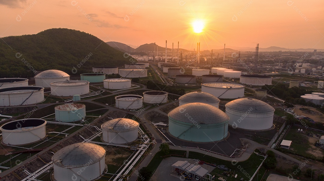 Vista aérea de muito tanque de armazenamento de gás de depósito de petróleo para envio.