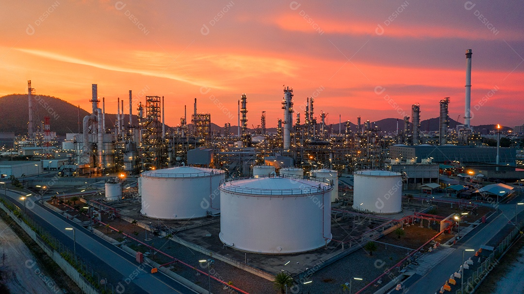 Planta de refinaria de petróleo química, usina e tubo de metal no fundo do céu por do sol.