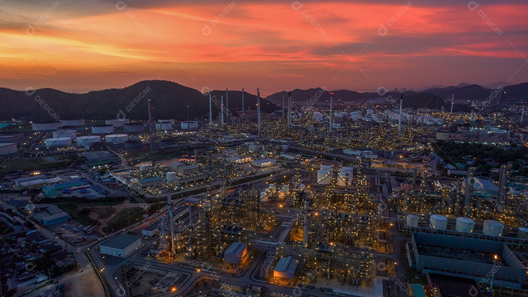 Planta de refinaria de petróleo química, usina e tubo de metal no fundo do céu por do sol.