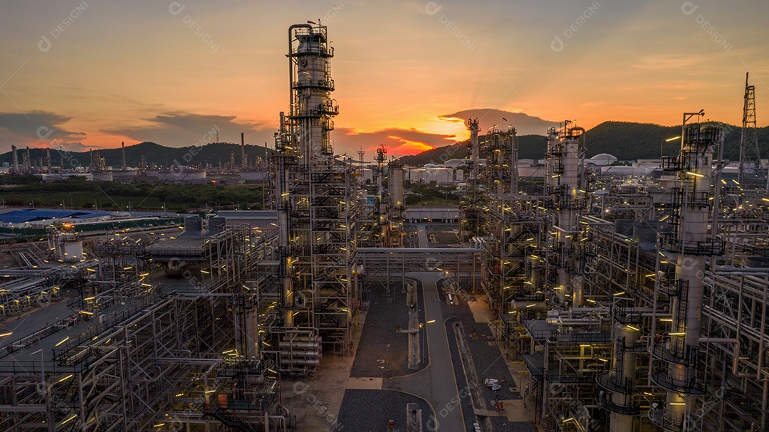 Planta de refinaria de petróleo química, usina e tubo de metal no fundo do céu por do sol.