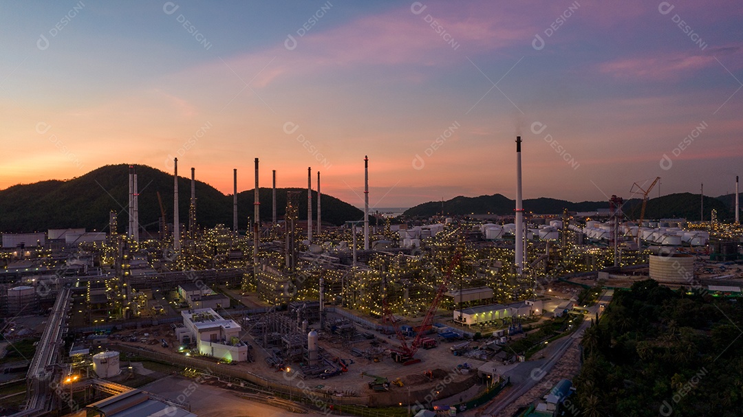 Vista aérea da planta de refinaria de petróleo química e chaminé.