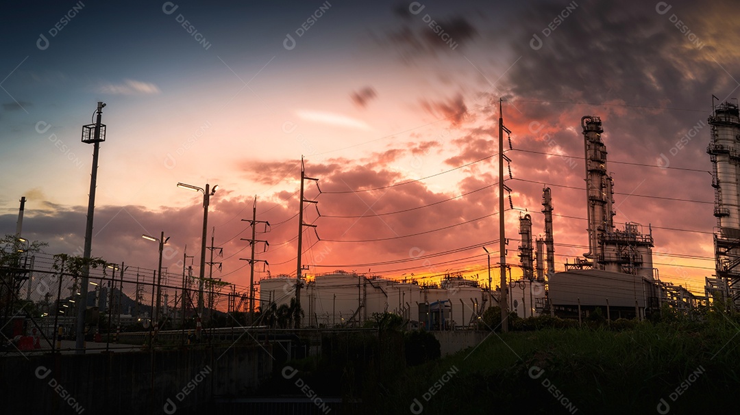 Planta de refinaria de tanque de armazenamento de óleo químico, usina e tubo de metal no fundo do céu por do sol.