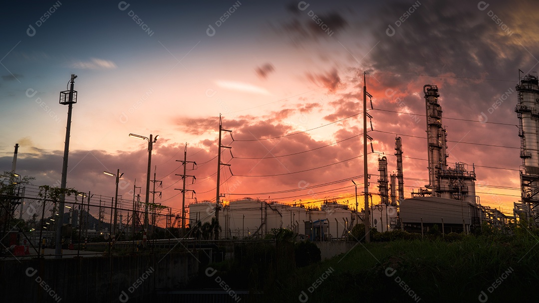 Planta de refinaria de tanque de armazenamento de óleo químico, usina e tubo de metal no fundo do céu por do sol.